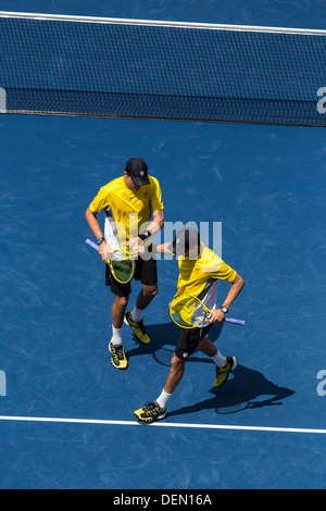 Bob BRYAN e Mike Bryan a competere in uomini doppio semifinali al 2013 US Open Tennis Championships. Foto Stock