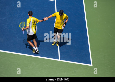 Bob BRYAN e Mike Bryan a competere in uomini doppio semifinali al 2013 US Open Tennis Championships. Foto Stock