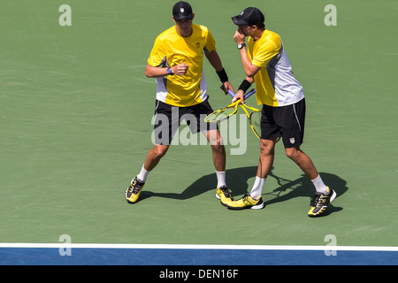 Bob BRYAN e Mike Bryan a competere in uomini doppio semifinali al 2013 US Open Tennis Championships. Foto Stock
