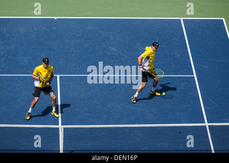 Bob BRYAN e Mike Bryan a competere in uomini doppio semifinali al 2013 US Open Tennis Championships. Foto Stock