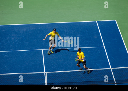 Bob BRYAN e Mike Bryan a competere in uomini doppio semifinali al 2013 US Open Tennis Foto Stock