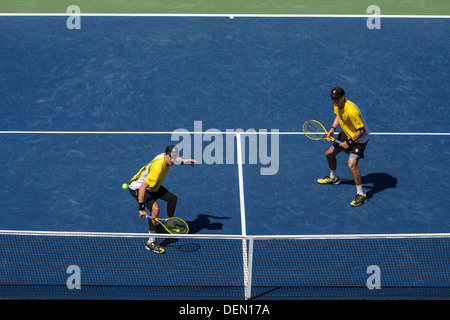 Bob BRYAN e Mike Bryan a competere in uomini doppio semifinali al 2013 US Open Tennis Championships. Foto Stock
