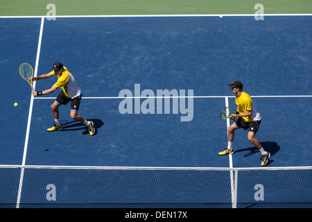 Bob BRYAN e Mike Bryan a competere in uomini doppio semifinali al 2013 US Open Tennis Championships. Foto Stock