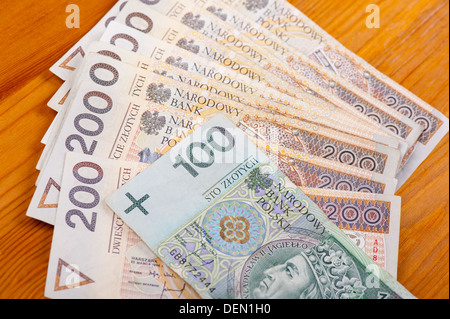 Due e un centinaio di zloty polacco banconote Foto Stock