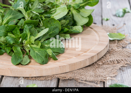 Carni di agnello di lattuga su sfondo di legno Foto Stock