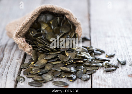 I semi di zucca su vintage sfondo di legno Foto Stock