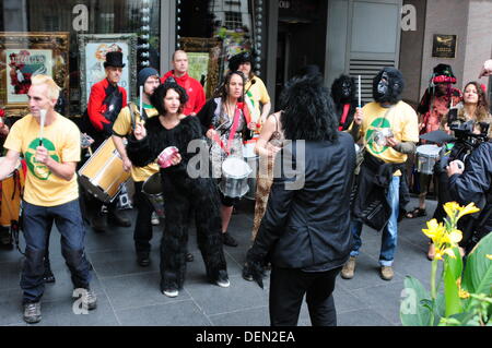 Londra, Regno Unito. Xxi Sep, 2013. Il grande gorilla di esecuzione avviene in Londra, Regno Unito. Ora nel suo decimo anno, l'evento ha sollevato più di £ 1,9 milioni di euro per la conservazione della biodiversità e i progetti di riduzione della povertà in Africa centrale. Poiché il primo grande gorilla di eseguire nel 2003, migliaia di persone hanno indossato le loro tute di gorilla e unite il 7k fun run percorso a partire da macinazione corte nella città e passando alcuni di Londra più i punti di riferimento iconici, compresi la Torre di Londra e Cattedrale di St Paul. Credito: Vedere Li/Alamy Live News Foto Stock