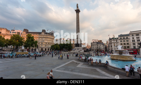 Londra - circa 2013: Trafalgar square durante il giorno prima del tramonto in un nuvoloso giorno di sole Foto Stock