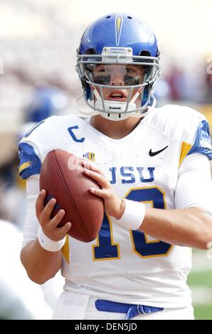 Minneapolis, MN, Stati Uniti d'America. Xxi Sep, 2013. Settembre 21, 2013: San Jose State quarterback David Fale (10) si riscalda prima di NCAA Football gioco tra le Università del Minnesota i gopher e il San Jose State spartani a TCF Bank Stadium di Minneapolis, Minn. Minnesota sconfitto San Jose State 43 - 24. Credito: csm/Alamy Live News Foto Stock