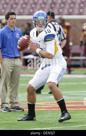 Minneapolis, MN, Stati Uniti d'America. Xxi Sep, 2013. Settembre 21, 2013: San Jose State quarterback David Fale (10) si riscalda prima di NCAA Football gioco tra le Università del Minnesota i gopher e il San Jose State spartani a TCF Bank Stadium di Minneapolis, Minn. Minnesota sconfitto San Jose State 43 - 24. Credito: csm/Alamy Live News Foto Stock
