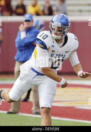 Minneapolis, MN, Stati Uniti d'America. Xxi Sep, 2013. Settembre 21, 2013: San Jose State quarterback David Fale (10) si riscalda prima di NCAA Football gioco tra le Università del Minnesota i gopher e il San Jose State spartani a TCF Bank Stadium di Minneapolis, Minn. Minnesota sconfitto San Jose State 43 - 24. Credito: csm/Alamy Live News Foto Stock