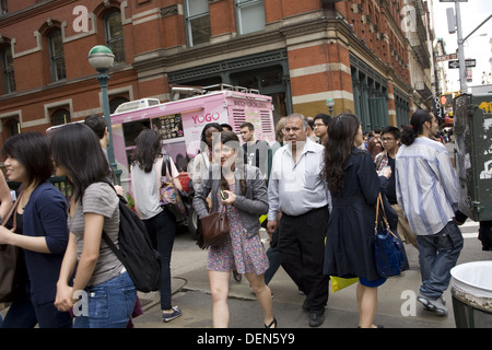 I marciapiedi sono sempre affollate nel quartiere alla moda di Soho a New York. Foto Stock