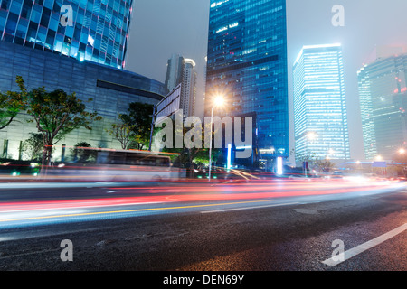 I sentieri di luce sull'edificio moderno sfondo in Cina a Shanghai. Foto Stock