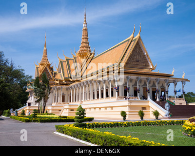 Il Trono Hall sui terreni del palazzo reale di Phnom Penh Cambogia. Foto Stock