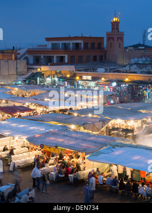 Tribunali di cibo in piazza Djemma El Fna, Marrakech, Marocco Foto Stock