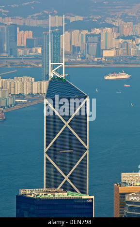 La Bank of China Tower nel distretto centrale che si eleva al di sopra del porto di Victoria e di Hong Kong Foto Stock