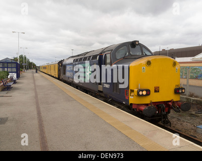 Un Direct Rail Services Test Train alimentato da due Classe 37 locomotive diesel test delle comunicazioni a Saltburn station Foto Stock