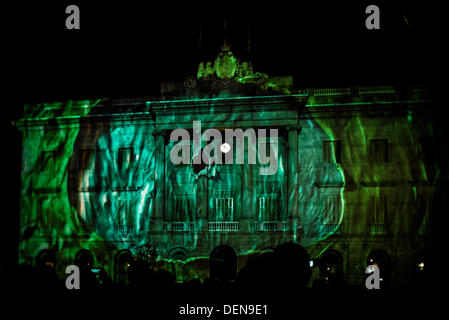 Barcellona, Spagna. Settembre 21st, 2013: Il viaggio surreale dall artista multidisciplinare Franc Andreu è proiettata su Barcellona del municipio facciata durante il festival della città, la merce, 2013 Credit: matthi/Alamy Live News Foto Stock