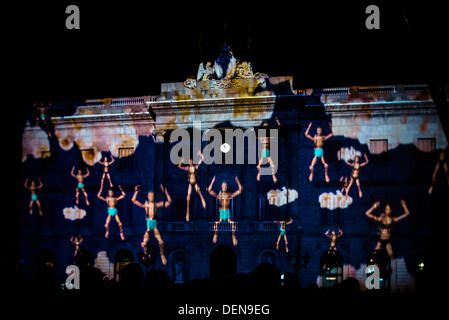 Barcellona, Spagna. Settembre 21st, 2013: Il viaggio surreale dall artista multidisciplinare Franc Andreu è proiettata su Barcellona del municipio facciata durante il festival della città, la merce, 2013 Credit: matthi/Alamy Live News Foto Stock