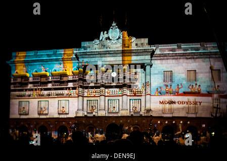 Barcellona, Spagna. Settembre 21st, 2013: Il viaggio surreale dall artista multidisciplinare Franc Andreu è proiettata su Barcellona del municipio facciata durante il festival della città, la merce, 2013 Credit: matthi/Alamy Live News Foto Stock