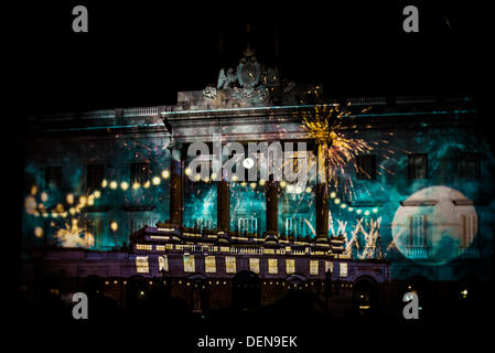 Barcellona, Spagna. Settembre 21st, 2013: Il viaggio surreale dall artista multidisciplinare Franc Andreu è proiettata su Barcellona del municipio facciata durante il festival della città, la merce, 2013 Credit: matthi/Alamy Live News Foto Stock