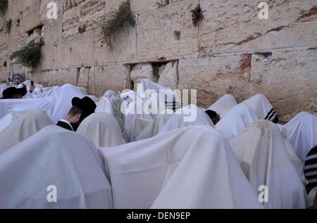 Israele, Gerusalemme. 22 settembre 2013. Adoratori ebrei che prendono parte alla messa biennale "birkat kohanim" o "benedizione sacerdotale" che si svolge durante Sukkot e Pesach (Pasqua) al Kotel di Gerusalemme il 22 settembre 2013. Decine di migliaia di adoratori hanno affollato il Kotel (Western Wall) plaza per le preghiere del mattino, il quinto giorno della festa di Sukkot. Il servizio ha visto migliaia di kohanim - membri delle famiglie sacerdotali d'Israele - benedire la folla riunita in una manifestazione di unità e di celebrazione. Fotografo: Eddie Gerald/Alamy Live News Foto Stock