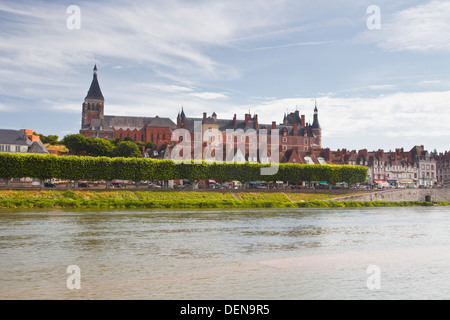 La città di Gien di fronte al fiume Loira. Foto Stock