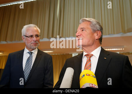 Berlino, Germania. 22. Settembre, 2013. Presidente di Joachin Gauck di tedesco e Roderich Egeler, elezione federale supervisore, grazie alla elezione dei lavoratori e soccorritori a Erich Kastner scuola primaria a Berlino. Credito: Reynaldo Chaib Paganelli/Alamy Live News Foto Stock