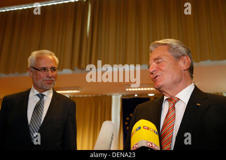 Berlino, Germania. 22. Settembre, 2013. Presidente di Joachin Gauck di tedesco e Roderich Egeler, elezione federale supervisore, grazie alla elezione dei lavoratori e soccorritori a Erich Kastner scuola primaria a Berlino. Credito: Reynaldo Chaib Paganelli/Alamy Live News Foto Stock