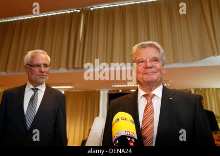 Berlino, Germania. 22. Settembre, 2013. Presidente di Joachin Gauck di tedesco e Roderich Egeler, elezione federale supervisore, grazie alla elezione dei lavoratori e soccorritori a Erich Kastner scuola primaria a Berlino. Credito: Reynaldo Chaib Paganelli/Alamy Live News Foto Stock