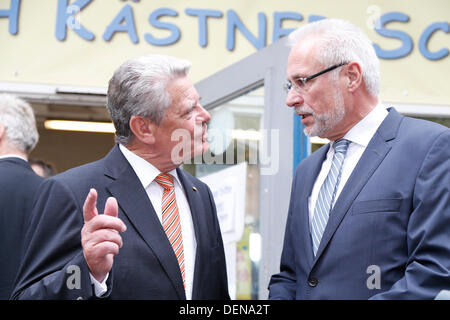 Berlino, Germania. 22. Settembre, 2013. Presidente di Joachin Gauck di tedesco e Roderich Egeler, elezione federale supervisore, grazie alla elezione dei lavoratori e soccorritori a Erich Kastner scuola primaria a Berlino. Credito: Reynaldo Chaib Paganelli/Alamy Live News Foto Stock