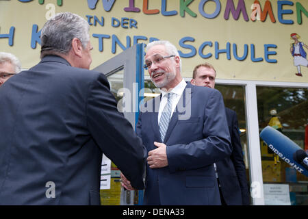 Berlino, Germania. 22. Settembre, 2013. Presidente di Joachin Gauck di tedesco e Roderich Egeler, elezione federale supervisore, grazie alla elezione dei lavoratori e soccorritori a Erich Kastner scuola primaria a Berlino. Credito: Reynaldo Chaib Paganelli/Alamy Live News Foto Stock