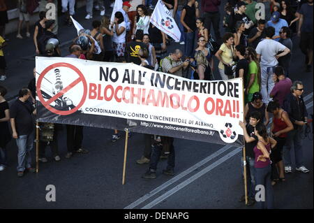 Roma, Italia. 21 settembre 2013. Migliaia di manifestanti anti anti-discarica contro la possibile apertura di una nuova discarica (nota anche come discarica, discarica, discarica o discarica e storicamente come discarica) a Falcognana, comune di Roma, il 21 settembre 2013 credito: S.S./Alamy Live News Foto Stock