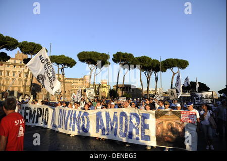 Roma, Italia. Xxi Sep, 2013. migliaia di anti-discarica manifestanti contro la possibile apertura di una nuova discarica (noto anche come un suggerimento, dump, discarica o discarica e storicamente come midden) in falcognana, Comune di Roma, il 21 settembre 2013 credit: s.s./alamy live news Foto Stock