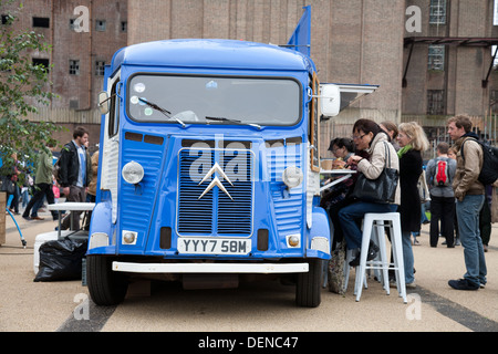 Mangiare a Battersea Power Station, durante la casa aperta giorno nel 2013. Foto Stock