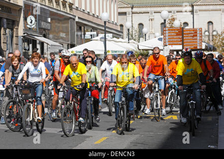 Zagabria, Croazia. Il 22 settembre, 2013. La Settimana europea della mobilità 2013; Zagabria, Croazia. Una gara denominata "Zagrebačka žbica" tenutosi il 22 settembre inizio gara di credito: Nino Marcutti/Alamy Live News Foto Stock