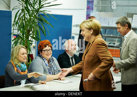 Berlino, Germania. Il 22 settembre, 2013. Angela Merkel (CDU), il Cancelliere tedesco, con suo marito gettato il suo turno di scrutinio per la XVIII tedesca elezione parlamentare sulla mensa Studentenwerk Süd a Berlino. Credito: Reynaldo Chaib Paganelli/Alamy Live News Foto Stock