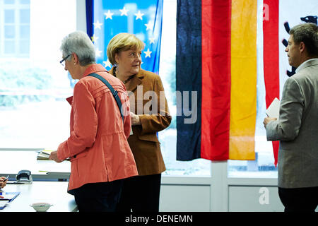 Berlino, Germania. Il 22 settembre, 2013. Angela Merkel (CDU), il Cancelliere tedesco, con suo marito gettato il suo turno di scrutinio per la XVIII tedesca elezione parlamentare sulla mensa Studentenwerk Süd a Berlino. Credito: Reynaldo Chaib Paganelli/Alamy Live News Foto Stock