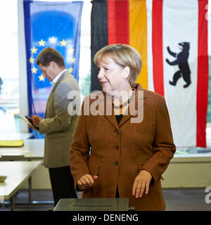 Berlino, Germania. Il 22 settembre, 2013. Angela Merkel (CDU), il Cancelliere tedesco, con suo marito gettato il suo turno di scrutinio per la XVIII tedesca elezione parlamentare sulla mensa Studentenwerk Süd a Berlino. Credito: Reynaldo Chaib Paganelli/Alamy Live News Foto Stock