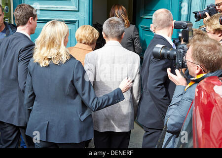 Berlino, Germania. Il 22 settembre, 2013. Angela Merkel (CDU), il Cancelliere tedesco, con suo marito gettato il suo turno di scrutinio per la XVIII tedesca elezione parlamentare sulla mensa Studentenwerk Süd a Berlino. Credito: Reynaldo Chaib Paganelli/Alamy Live News Foto Stock