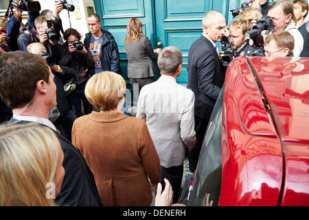 Berlino, Germania. Il 22 settembre, 2013. Angela Merkel (CDU), il Cancelliere tedesco, con suo marito gettato il suo turno di scrutinio per la XVIII tedesca elezione parlamentare sulla mensa Studentenwerk Süd a Berlino. Credito: Reynaldo Chaib Paganelli/Alamy Live News Foto Stock