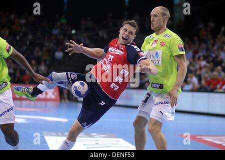 Flenburg Michael Knudsen vies per la palla con Aalborg's Johan Jakobsson (R) durante la pallamano Champions League uomini gruppo D match tra SG Flensburg-Handewitt e Aalborg HB a Flens Arena di Flensburg, Germania, 22 settembre 2013. Foto: ROBERT SEEGER Foto Stock