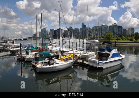 Il centro di Vancouver e di Coal Harbour visto da Stanley Park, Vancouver, BC, Canada Foto Stock