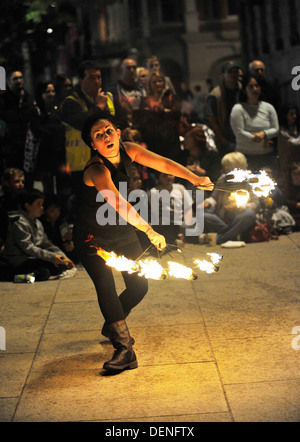 Il fuoco tribale troupe previsto uno spettacolo di danza del fuoco e il fuoco di mangiare sulla cultura notte al Guildhall Square Derry, Foto Stock