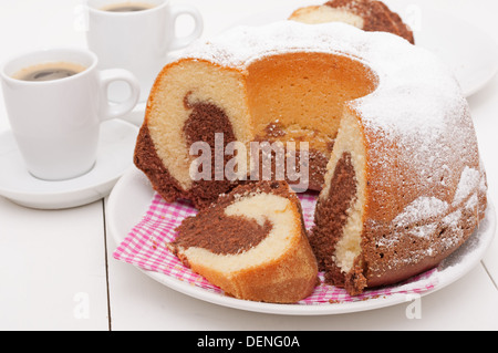 Tradizionali fatti in casa torta di marmo - Gugelhupf e tazza di caffè espresso Foto Stock