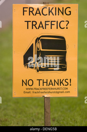 Segno da strada che mostra opposizione della comunità di fernhurst a fracking nella zona, fernhurst, vicino a Haslemere, Surrey, Regno Unito. Foto Stock