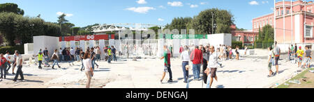 Roma Italia. Il 22 settembre, 2013. Ventole cominciano a raccogliere per che anima il tuo derby nello stadio Olimpico di Roma tra Roma e il Lazio club calcistici che tradizionalmente uno dei più feroci rivalità sportiva nel calcio italiano Credito: amer ghazzal/Alamy Live News Foto Stock