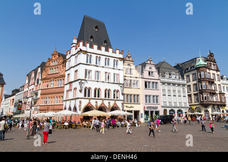 Piazza principale di Treviri, Renania-Palatinato, Germania. Vecchi edifici intorno al principale piazza storica nella più antica città tedesca Foto Stock