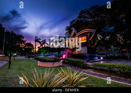 Vista del tramonto al punto di riferimento del teatro nazionale chiamato come Istana Budaya di Kuala Lumpur in Malesia Foto Stock