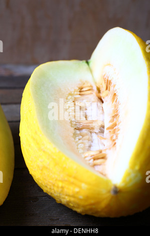 Tutta incisa melone giallo, frutta Foto Stock